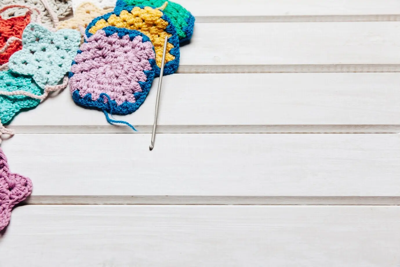 Lätzchen aus Wolle und Platz auf der rechten Seite