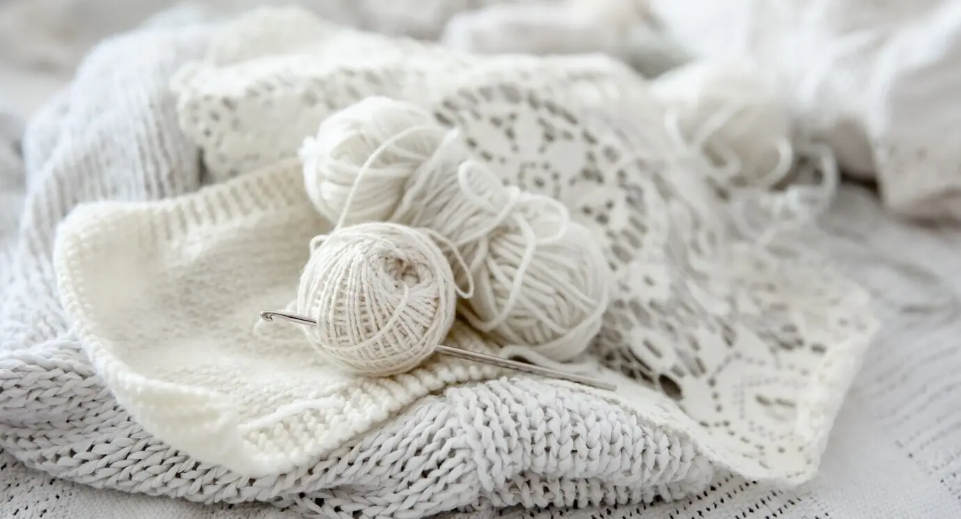 Nahaufnahme von pastellfarbenen Garnknäueln zum Stricken.